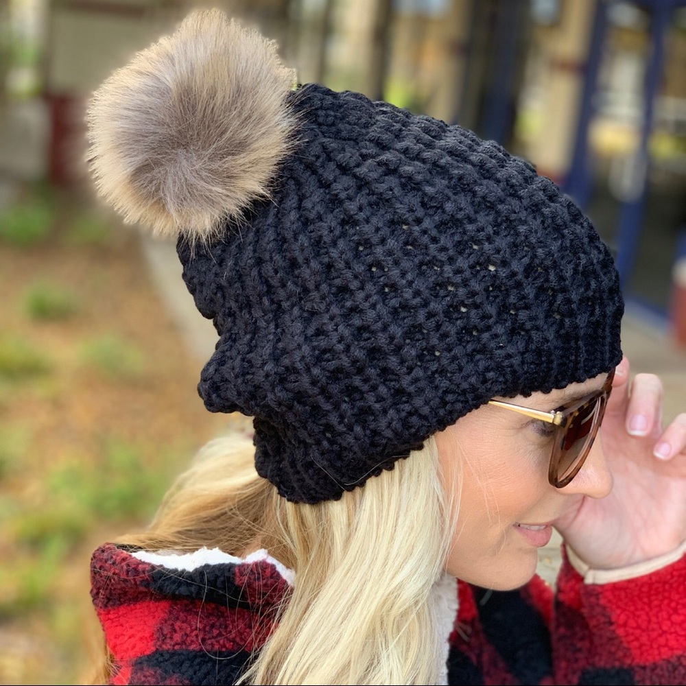 ✨LAST ONE✨ Black Knit Pom Beanie - Picture 3 of 4